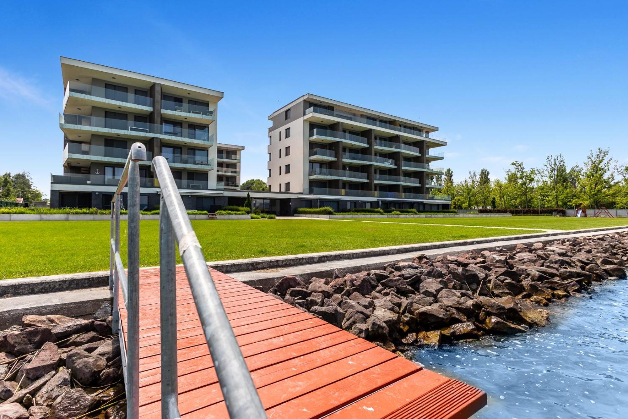 Lake Side Luxury Steps To The Lake Lela - Happy Rentals Balatonlelle Dış mekan fotoğraf
