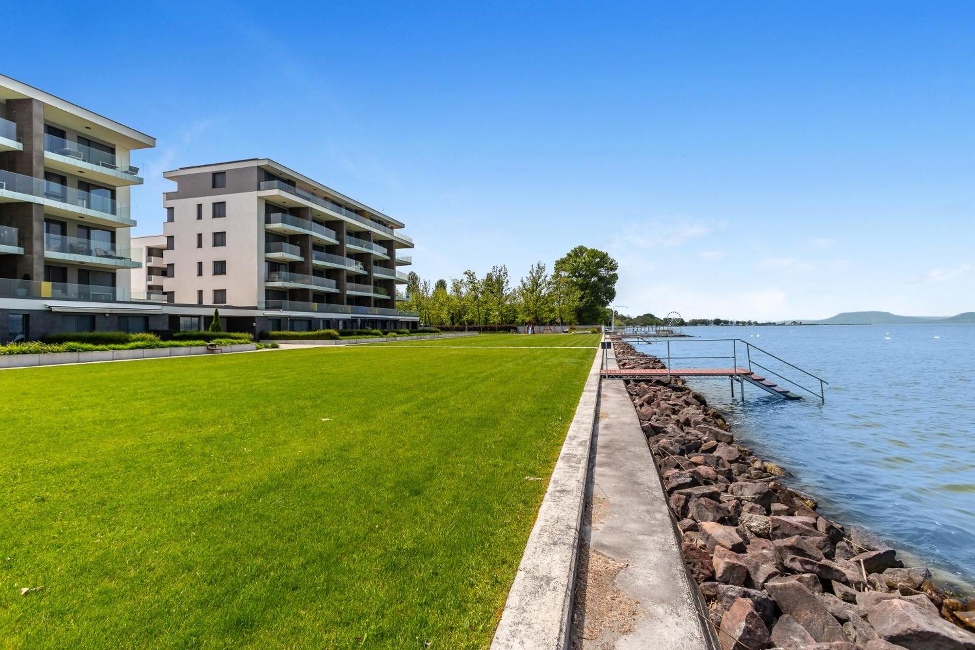 Lake Side Luxury Steps To The Lake Lela - Happy Rentals Balatonlelle Dış mekan fotoğraf